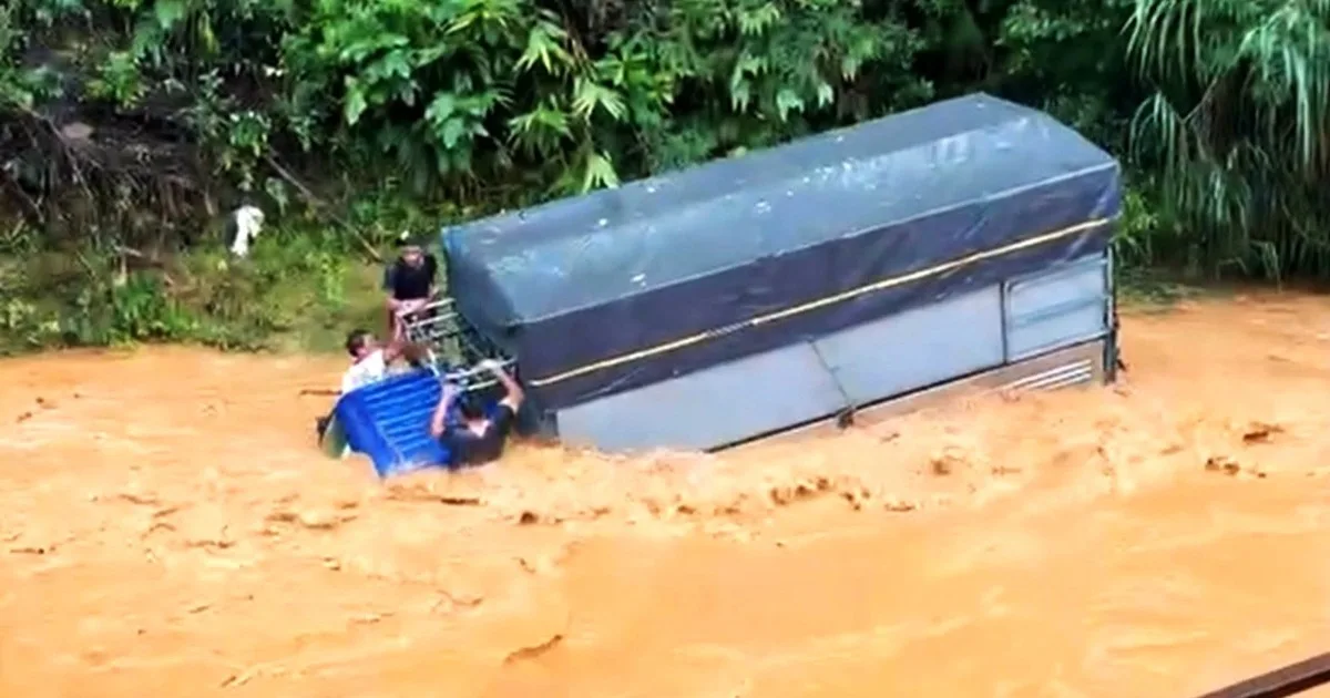 Lũ quét và mưa đá tại Lâm Đồng khiến nhiều người gặp nguy hiểm