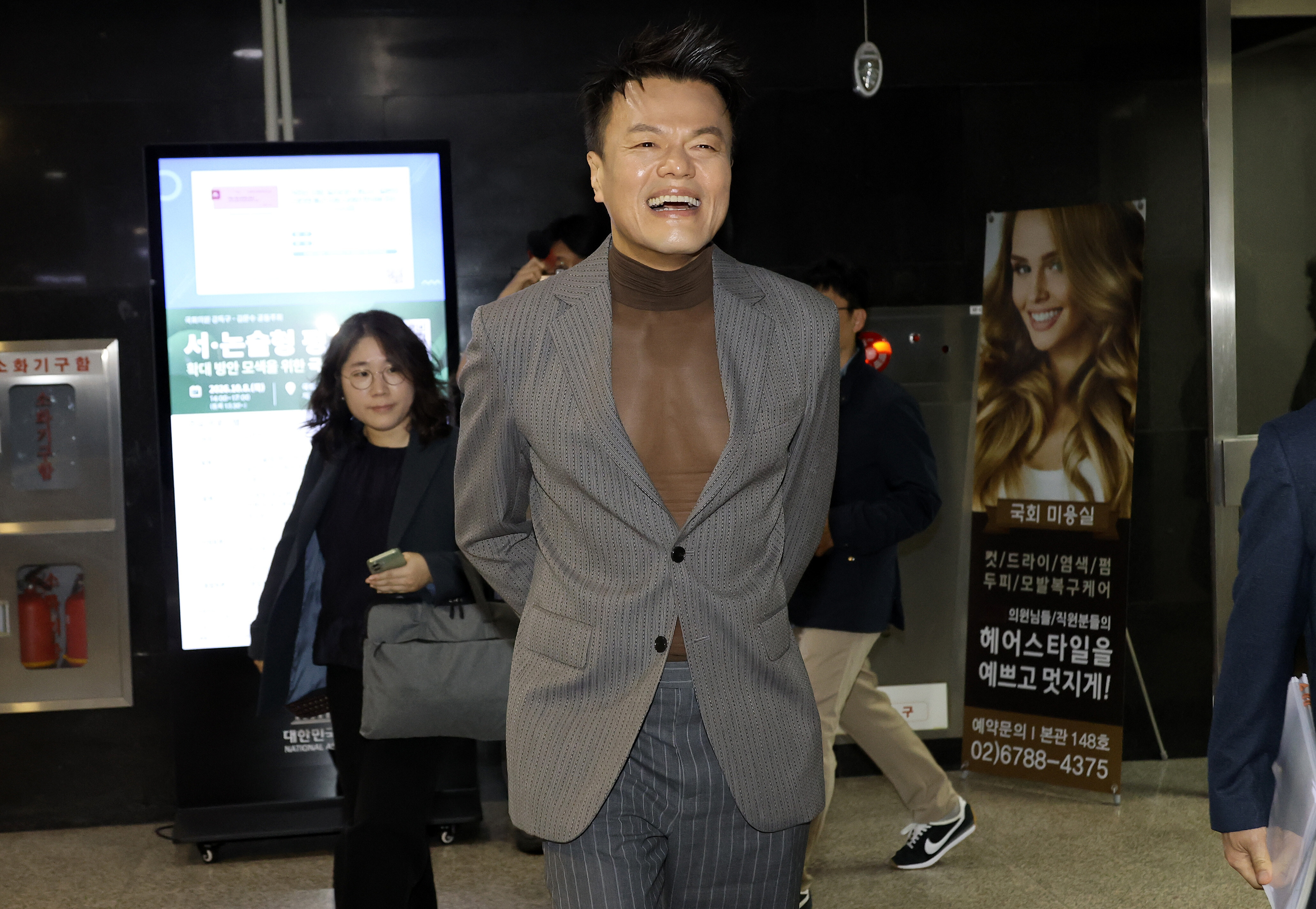 박진영 국감장 시스루 논란
