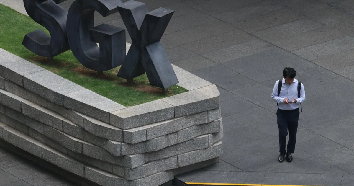 Singapore Bank Shares Fall