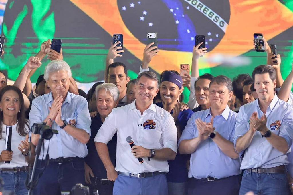 Flávio Bolsonaro fala em mudar Constituição